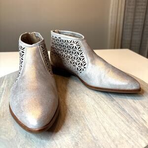 Italeau Perla Metallic Silver Leather Waterproof Cutout Ankle Booties Size 8.5